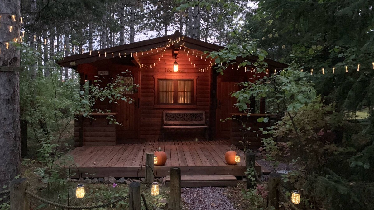 Hayward Cabin | Fancy Fireflies - Charming studio cabin amidst the trees right on Lake Hayward!
