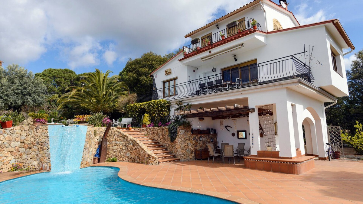 Sant Cebria de Vallalta Villa | Fantastic pool, garden and great views. Free wifi, a/c
