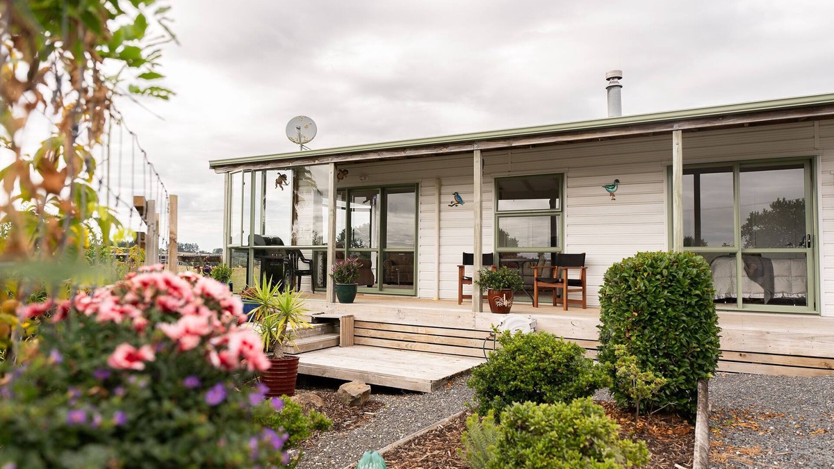 Whatawhata Cottage | Fantail Cottage - 35mins to Raglan &15 mins to shopping centre.nFarm outlook