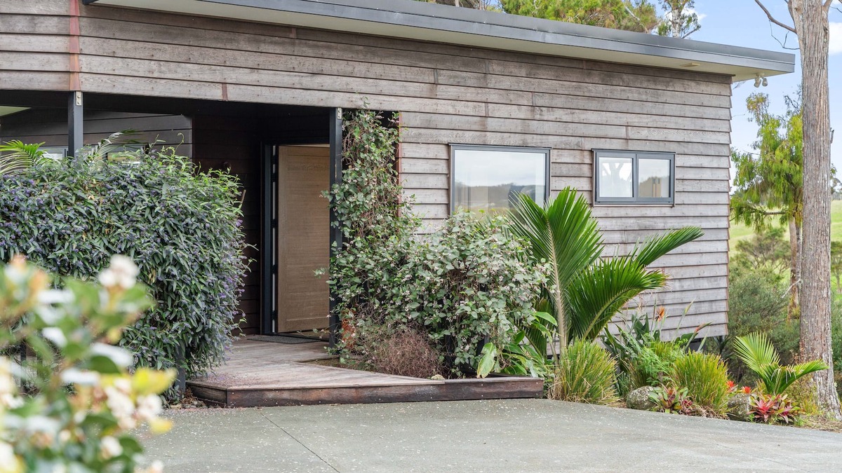 Langs Beach Cottage | Fantail Retreat - Langs Beach Holiday Apartment