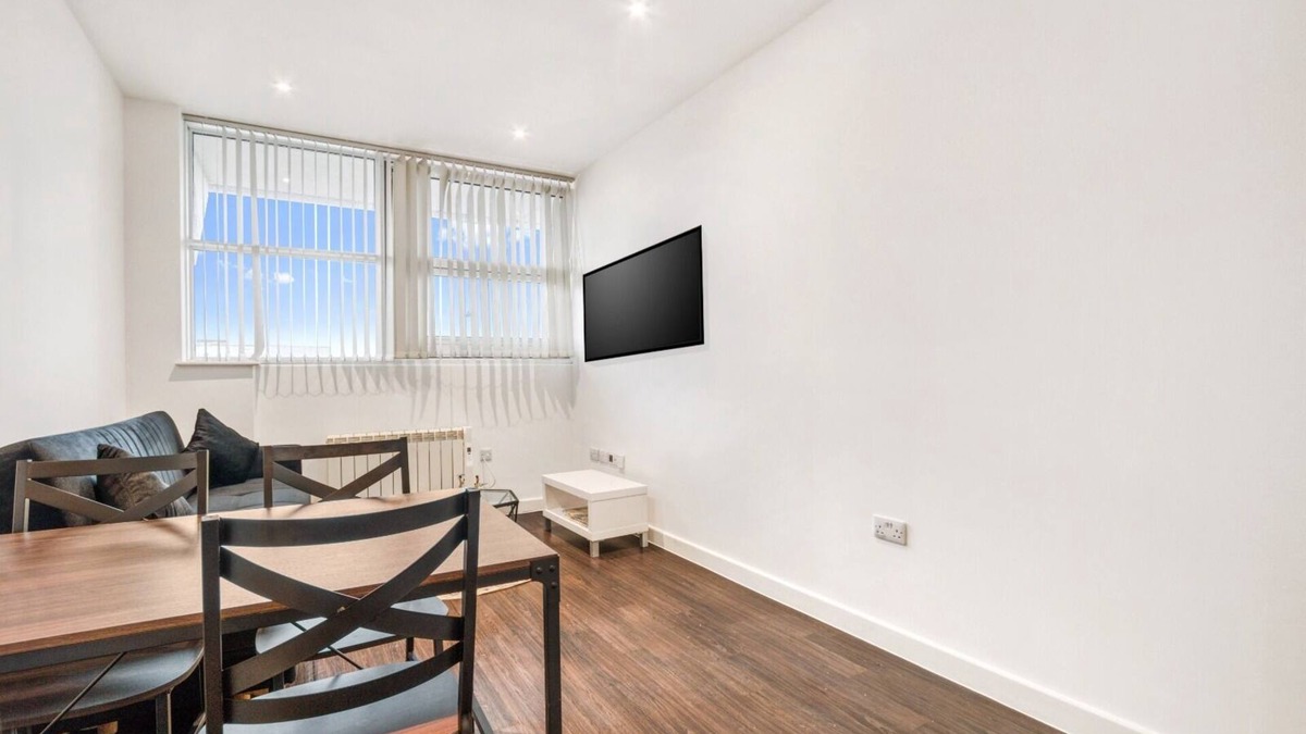 Heathrow Villages Apartment | Fantastic 1 Bed by Heathrow Airport