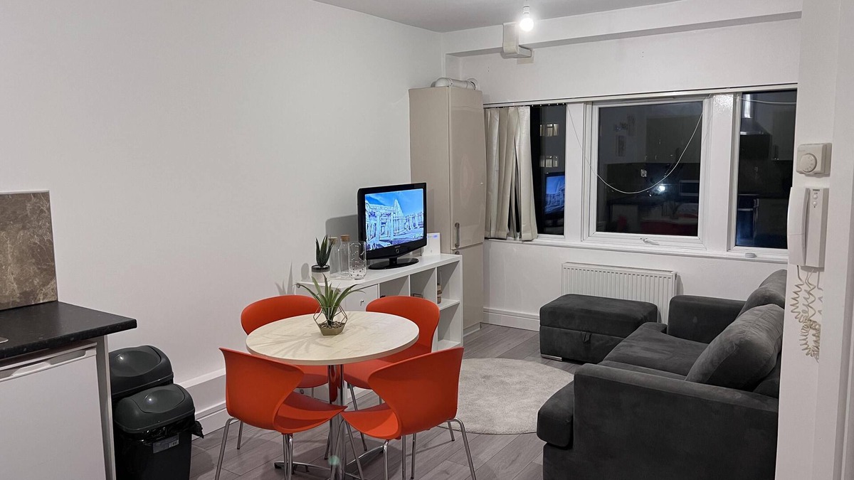 Stanwell Apartment | Fantastic 1-Bedroom Flat