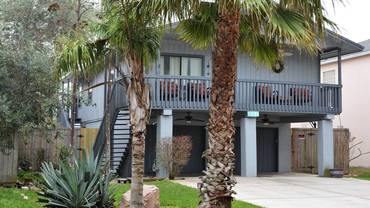 South Padre Island House | Fantastic 3 bedroom sleeps 7-8, with pool, steps to the water