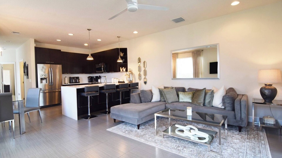 Four Corners House | Fantastic 3 bedroom/3 bath home, dip pool, clubhouse pool & gym, Disney 10 miles