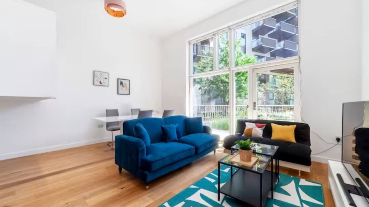 Canning Town Apartment | Fantastic 3BDR Duplex w/balcony East London