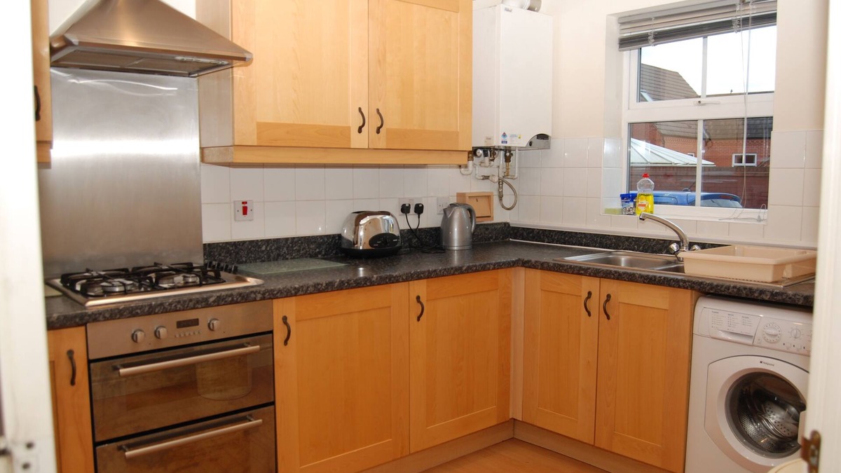 West Bromwich House | Fantastic 4 bed house with 3 bathrooms in pleasant location