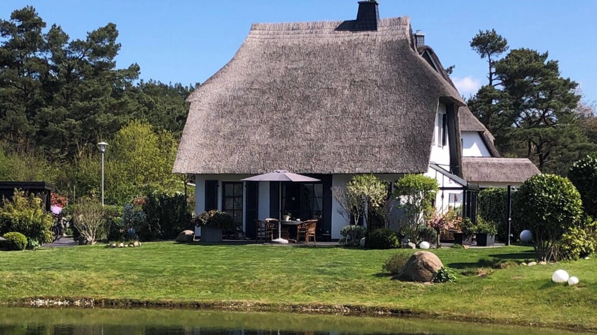 Fuhlendorf House | Fantastic 5 * Thatched cottage on the water with sauna, outdoor Jacuzzi, fireplace u. v.
