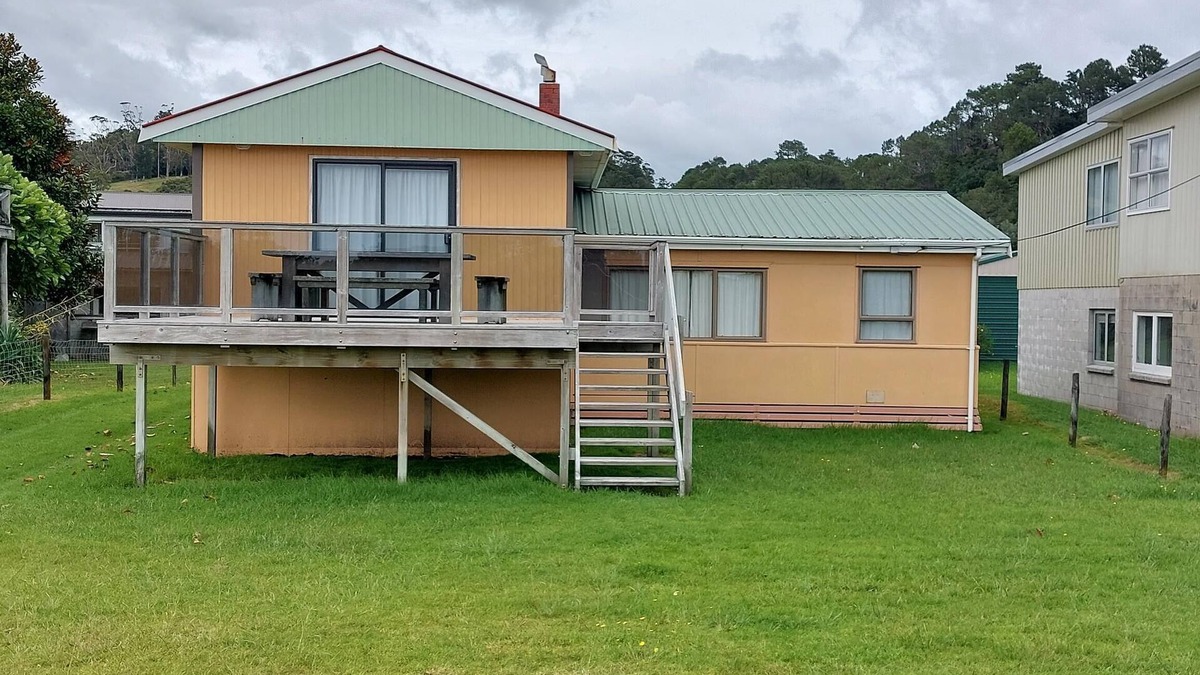 Cooks Beach House | Fantastic Beach Front Bach