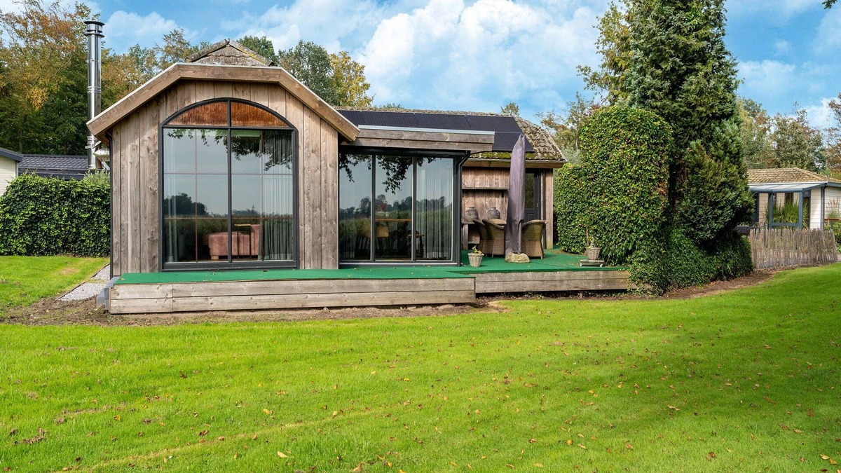 Rutten House | Fantastic Chalet near open waterways, hot tub