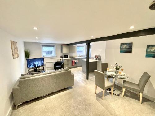 Bishop's Stortford Apartment | Fantastic convenient 2 Bedroom 2 bathroom Perfect for Stansted Airport, 2 minute walk to Bishops Stortford Train Station!