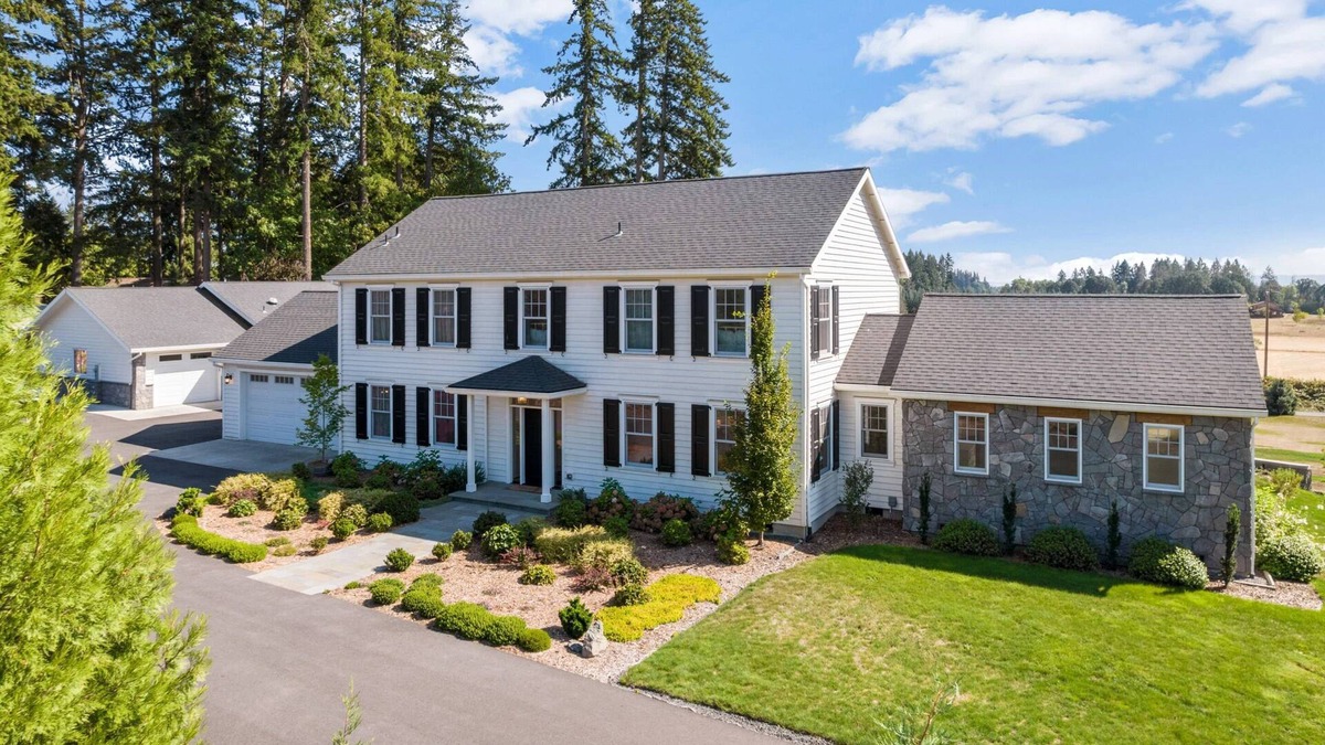 Helvetia House | Fantastic Farmland Views, Custom Country Estate, Huge Patio, BBQ, Ping Pong, 15 Miles to Portland