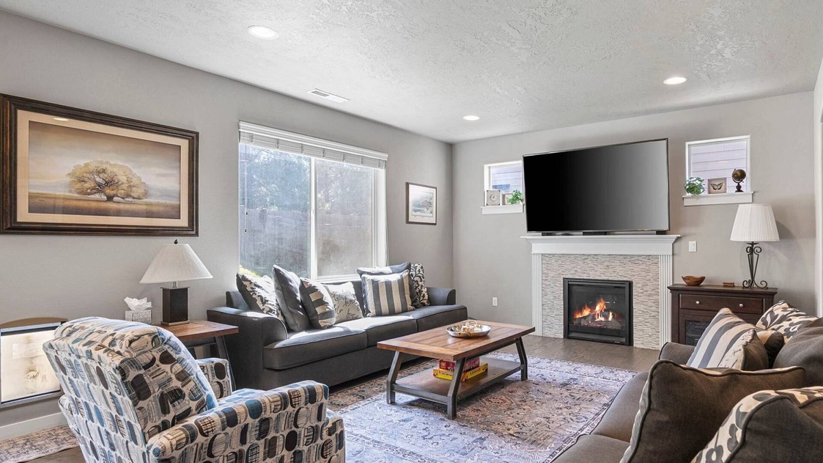 Southeast Bend House | Fantastic High Desert Retreat, Pet Friendly, Fenced Backyard w/Covered Patio, Ping Pong, BBQ