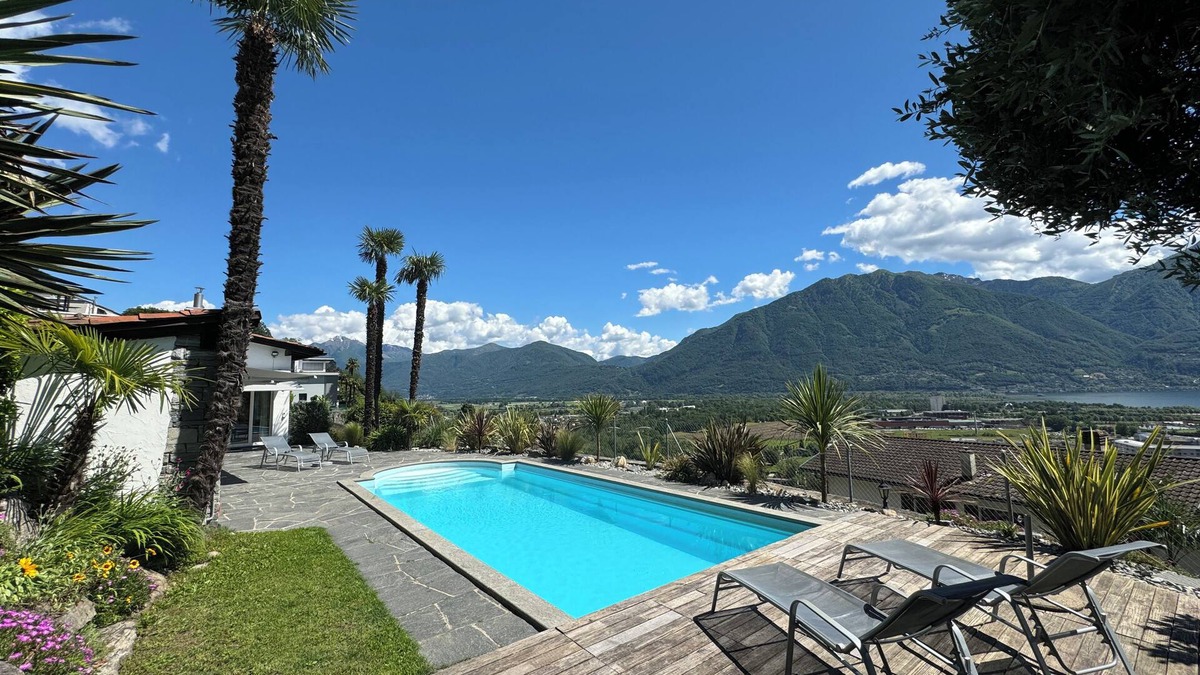 Gordola House | Fantastic holiday home with private heated pool and lake view