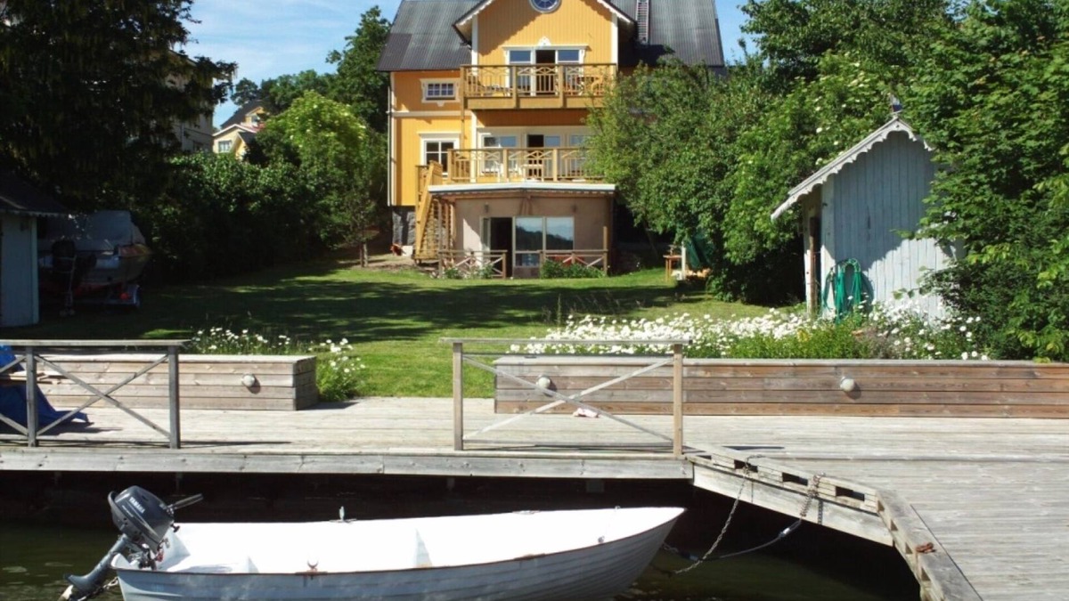 Vaxholm Apartment | Fantastic holiday home right by the sea on Vaxholm