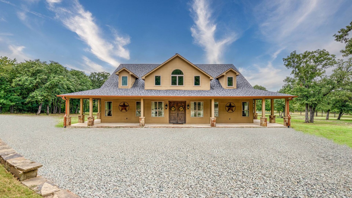 Gordonville House | Fantastic home on 18 acres! Perfect for family getaways and corporate retreats.