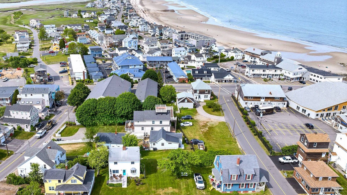 Wells Beach House | Fantastic house for large families, unique ROOFTOP DECK! 2 min. from the beach!