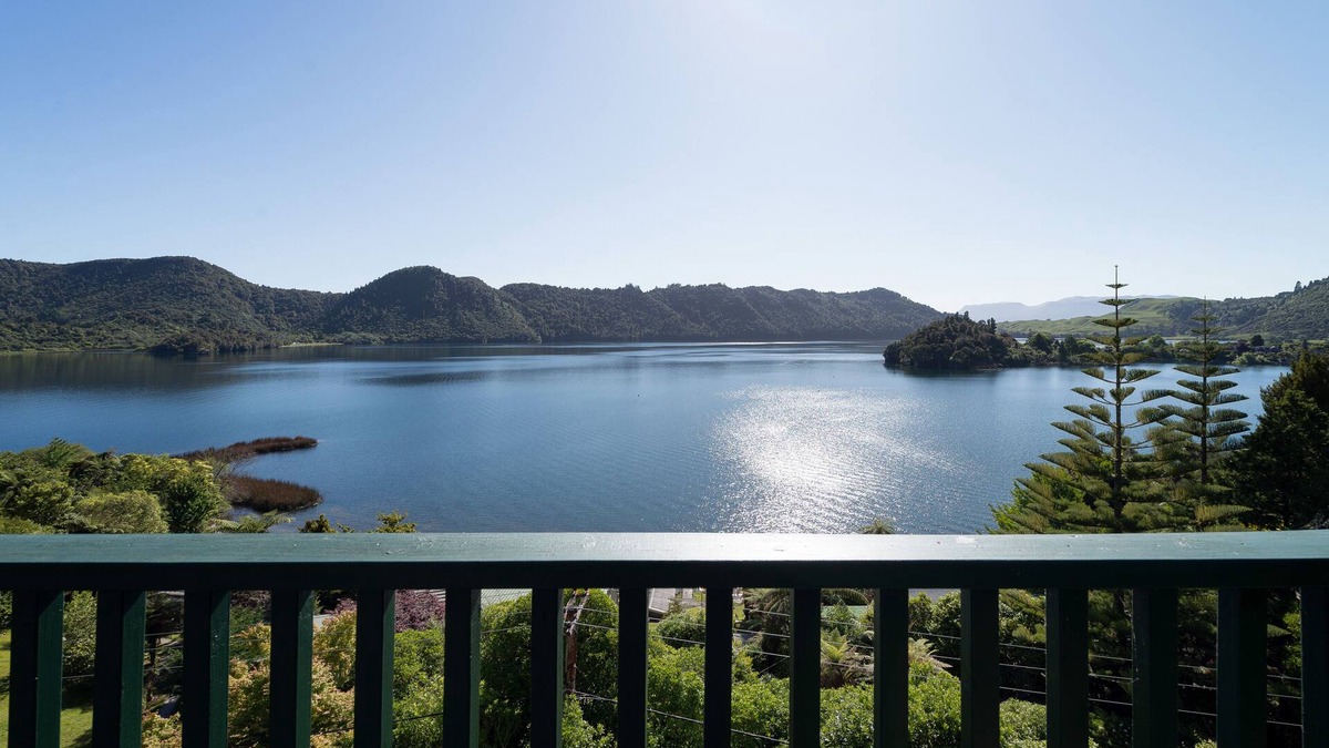Lake Okareka House | Fantastic Lake and Mountain views with Spa Pool