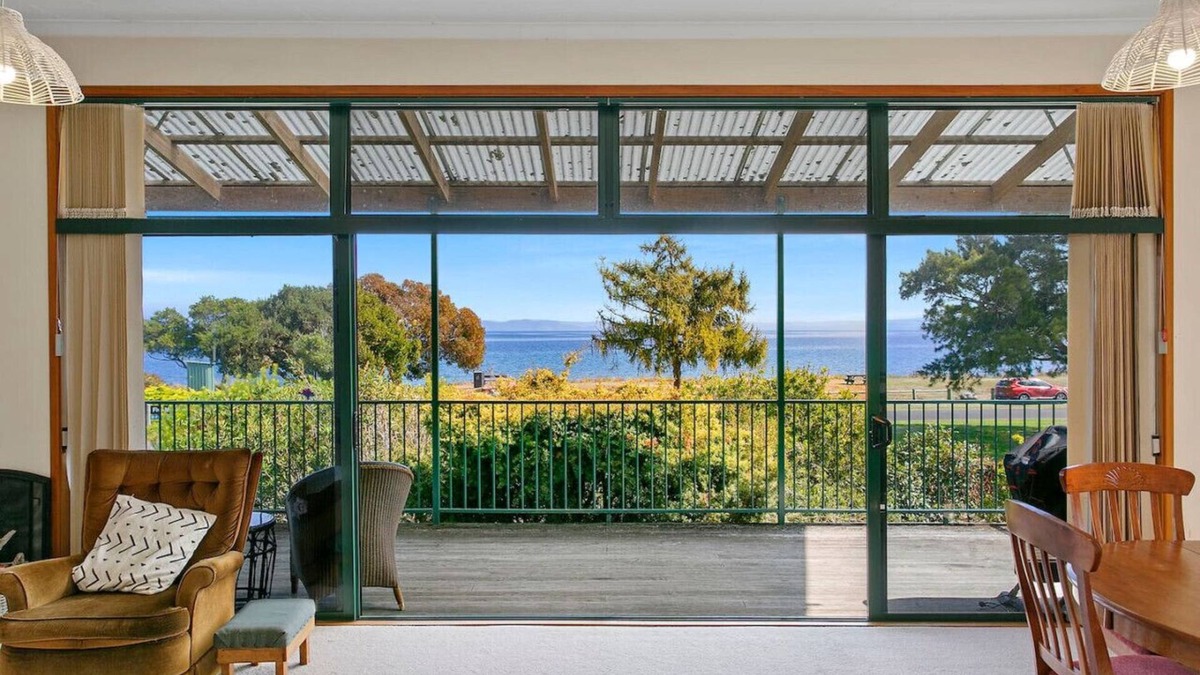 Waitahanui House | Fantastic Lake Front at 32