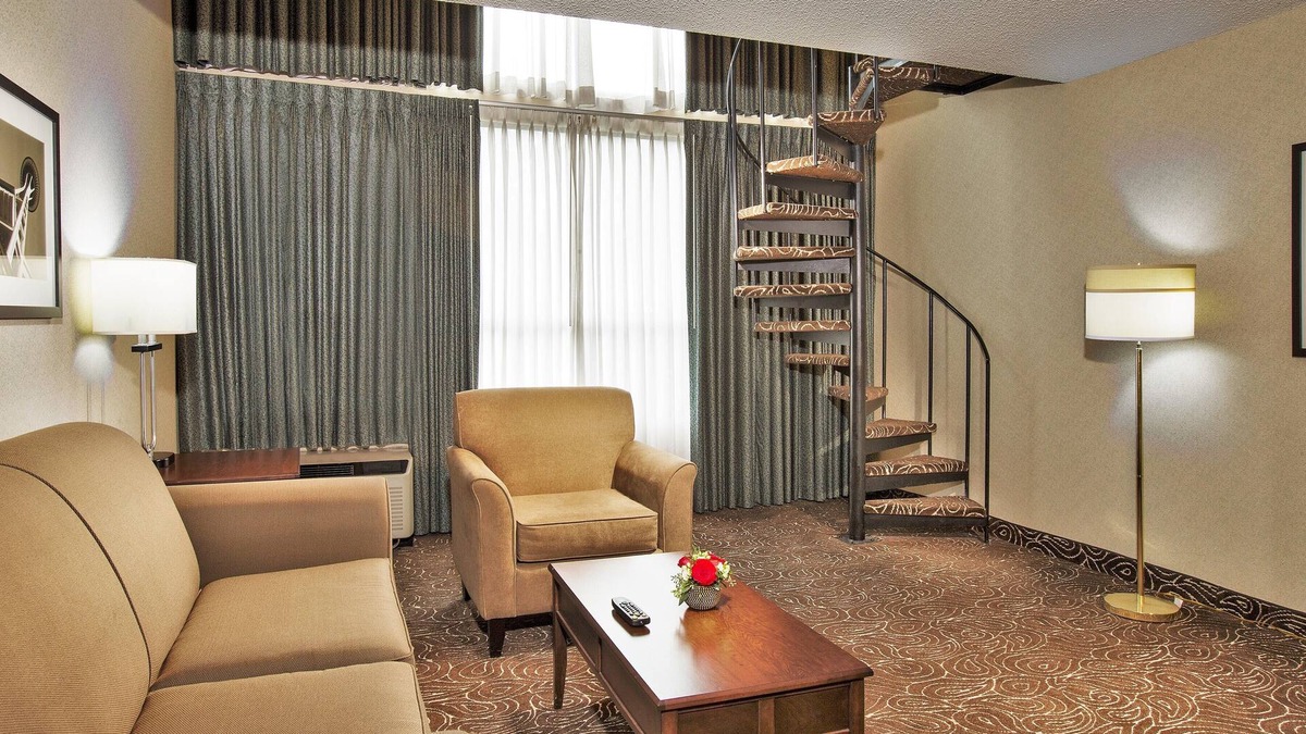 Wilburton House | Fantastic location! Close to Shopping Malls & Best Restaurants! Parking, Pool