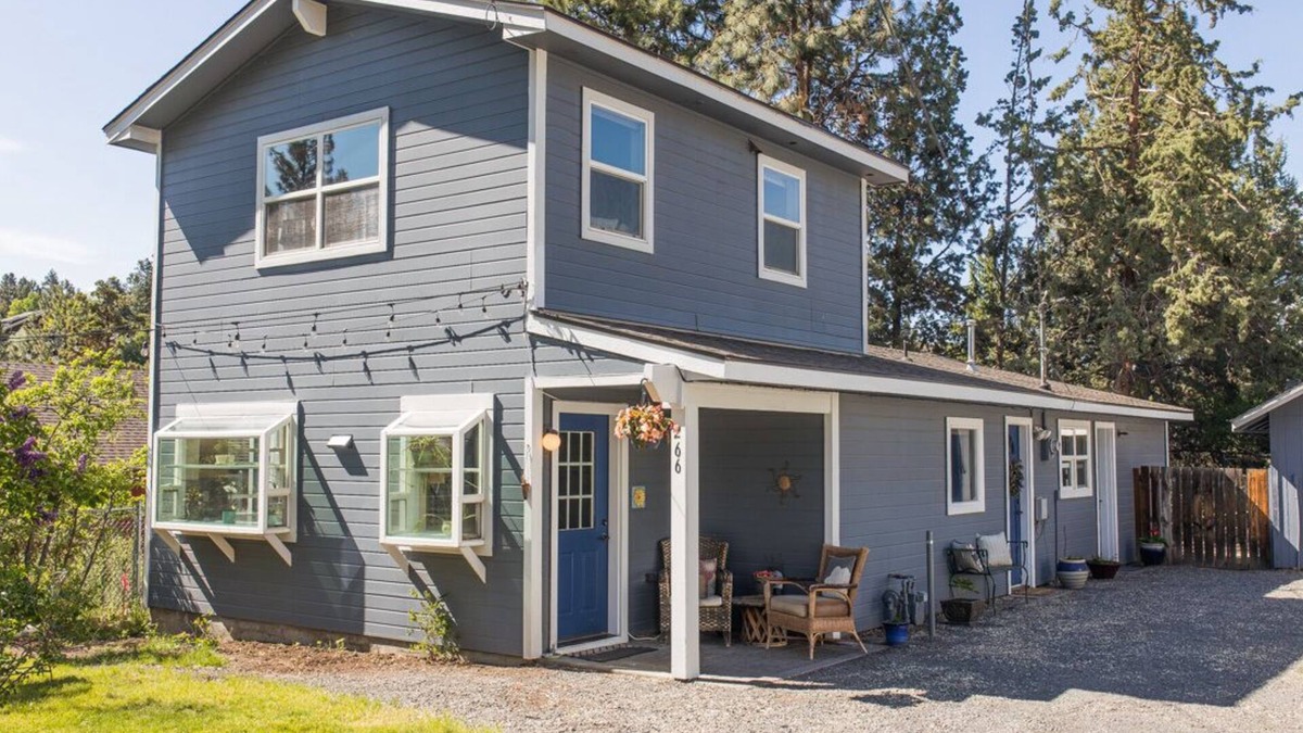 Bend House | Fantastic Location! Directly above river w/a 5 minute walk to downtown.