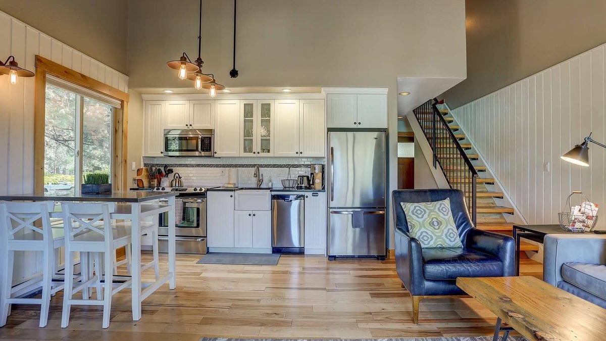 Century West Condo | Fantastic Mt. Bachelor Villiage Escape, 10 min to Downtown & Old Mill, Deck, River Trails, Fireplace