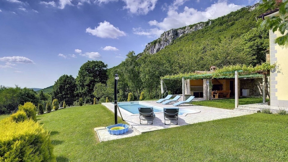 Lupoglav House | Fantastic panoramic finca with private pool, air conditioning, WLAN, terrace, barbecue