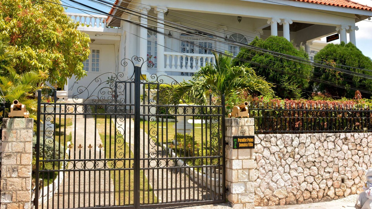 Mango Walk Apartment | Fantastic self catering Studio near the Hip Strip & Beach in Montego Bay Jamaica