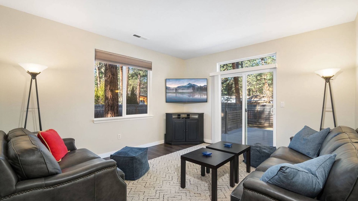 Southwest Bend House | Fantastic Single Level Family Retreat, Fenced Yard, Huge Deck w/Seating, 5 Minutes to Downtown Bend
