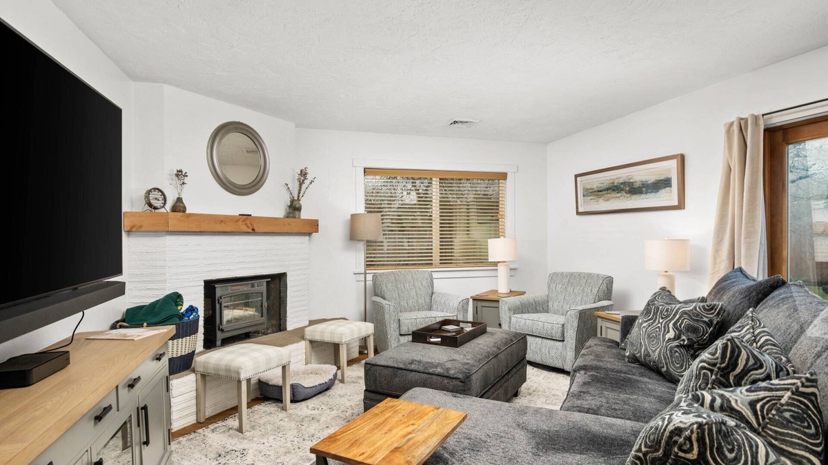 Coburg House | Fantastic Single Level Retreat, Pet Friendly, Fully Fenced Backyard, Hot Tub, Close to Everything