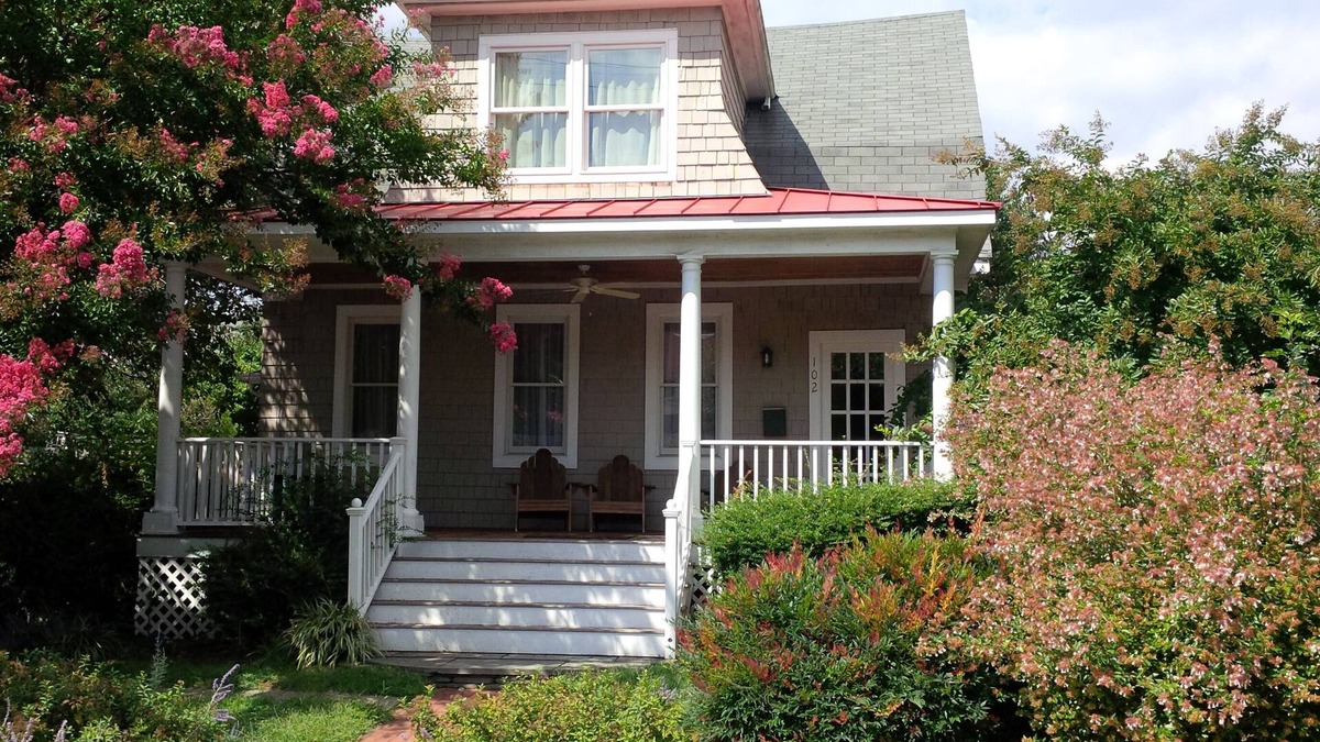 Eastport House | Fantastic Spacious Eastport Home Easy Walk to Everything & Parking for 6 Cars!