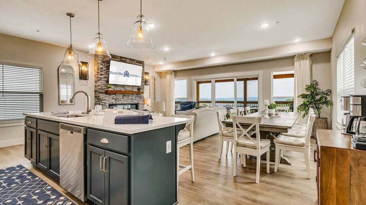 Table Rock Cabin | Fantastic Table Rock Lake Views-Free Daily Tickets-In/Indoor Cmty Pools-Near Silver Dollar City