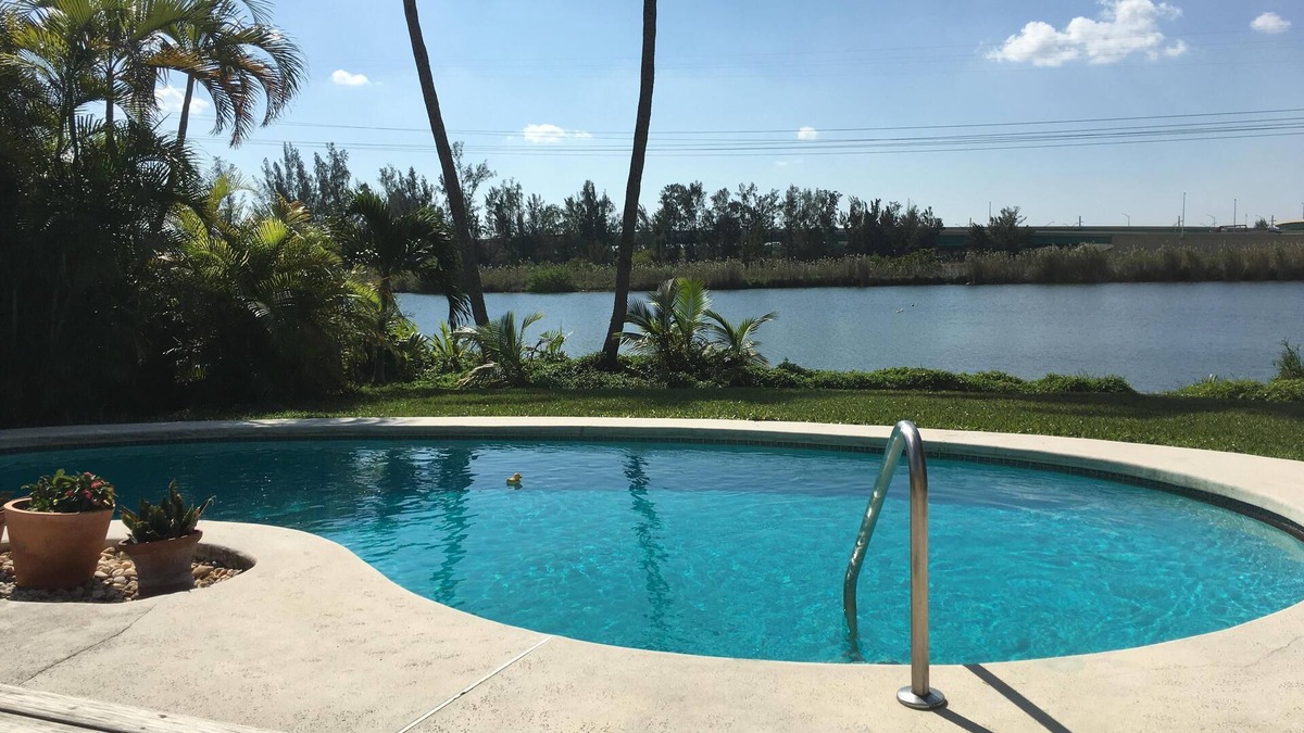 Broadview Park House | Fantastic Vacation House on Private Lake in Fort Lauderdale