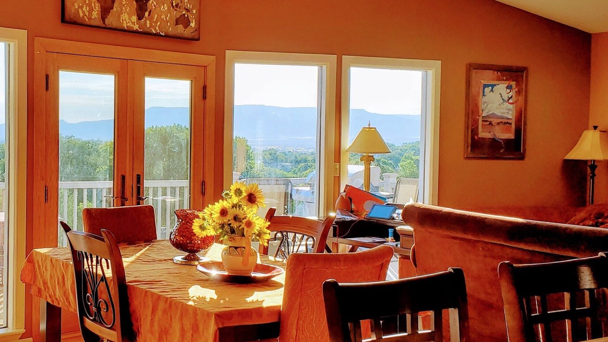 The Ridges House | Fantastic View, close to downtown & the Monument