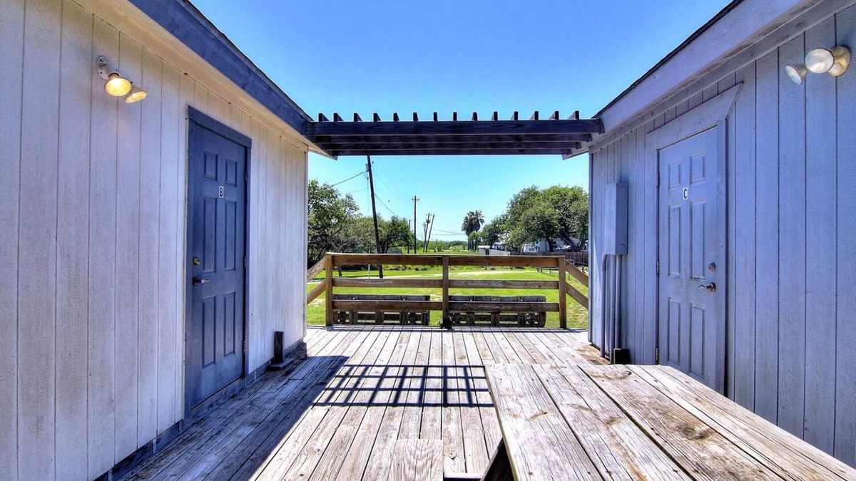 Aransas Pass House | Fantasy Oaks Lodge 4 Bedroom Home by RedAwning