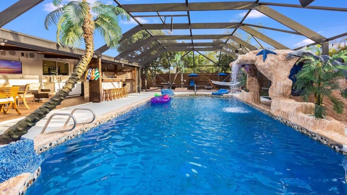 Lake Worth Corridor Villa | Fantasy Resort OMG Pool Waterfall Spa Gym Fast WiFi Hosted by Relaxtay