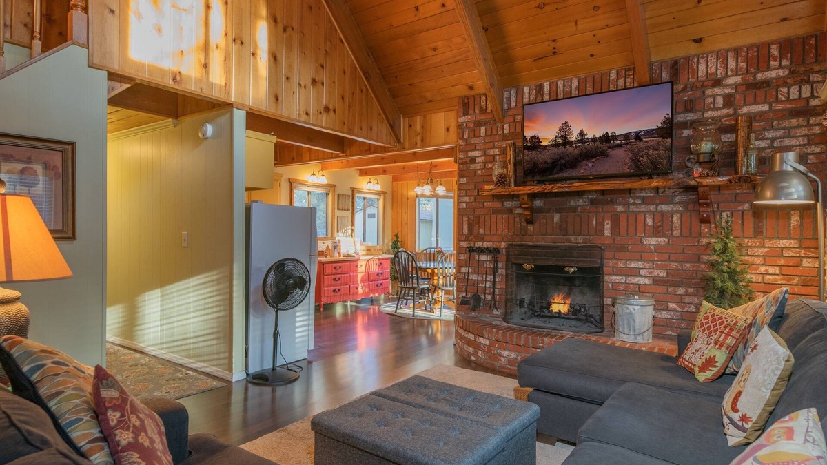 Sugarloaf Cabin | Far Enough Cabin - Chalet Style Cabin, Foosball, Smart TV, BBQ, Deck