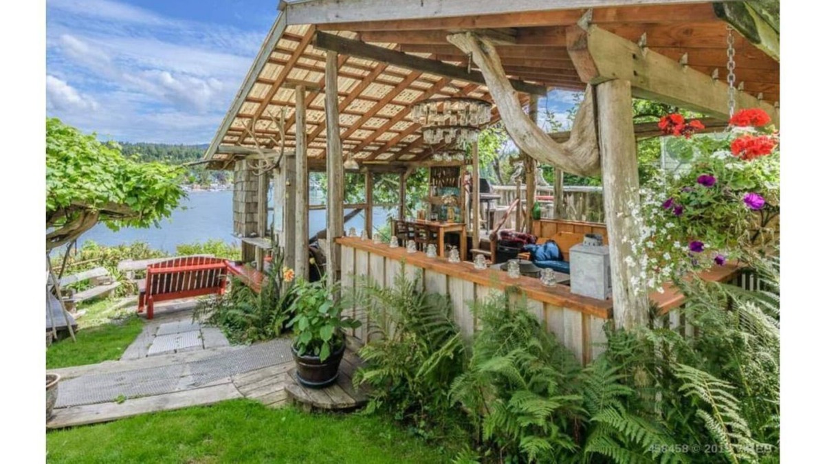 Bamfield House | Far Niente Cottage - 8 Acre Waterfront Estate w/Dock