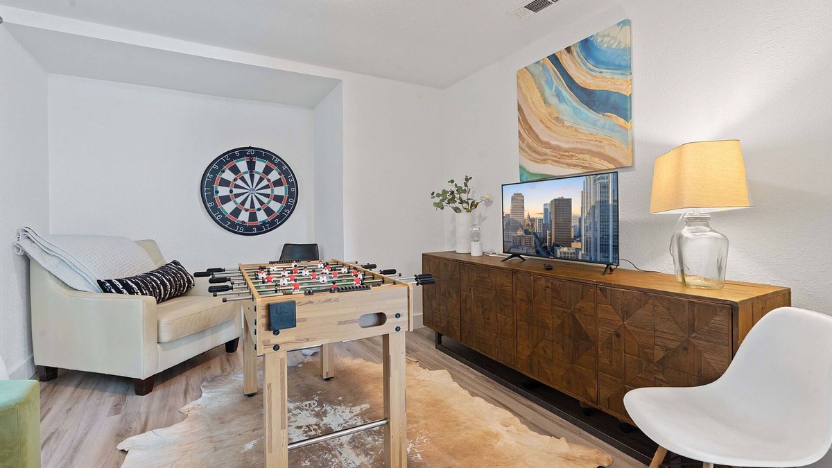 Montopolis House | Farbenfroh, 3BD Home, Large Backyard, 5 minute to Downtown, King Size Master Bed