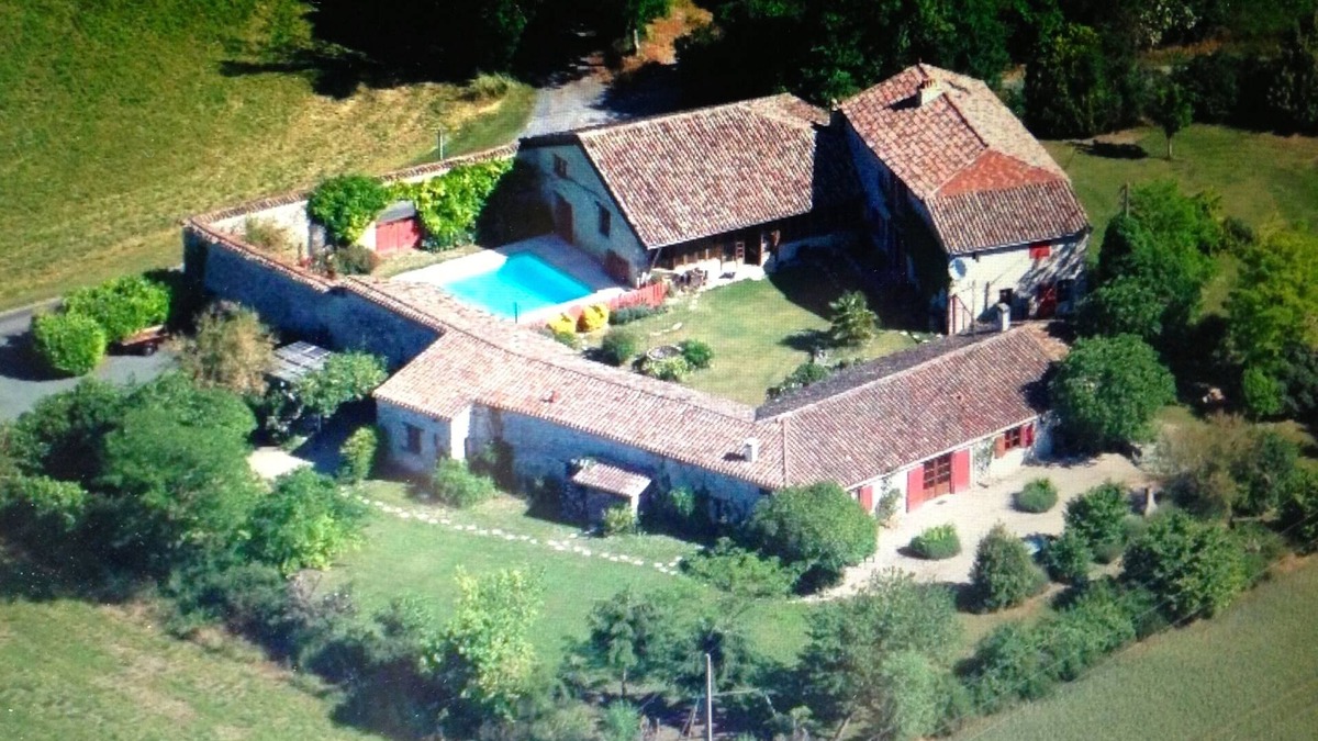 Monflanquin Bed & Breakfast | Farm 17th century, 16 people, swimming pool, park., View on the Bastide : 1,5 km