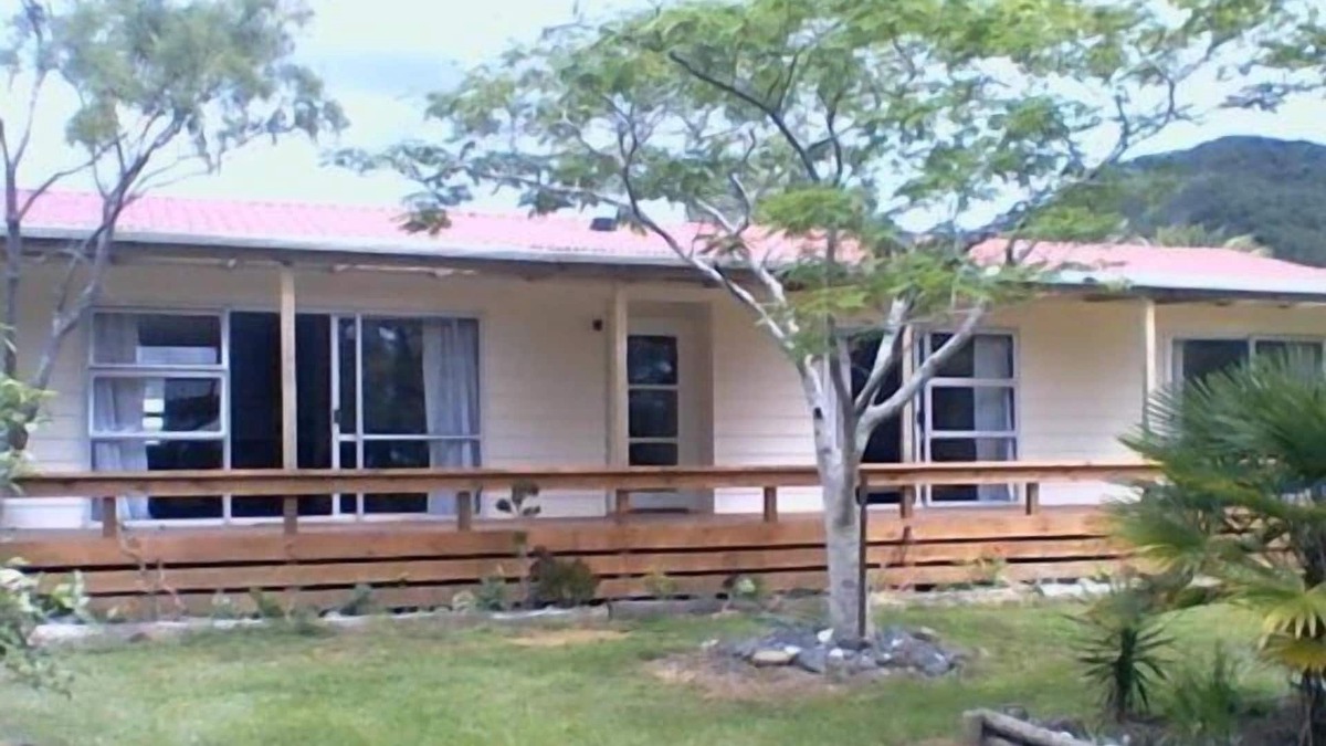Ahipara Cottage | farm cottage close to the beach