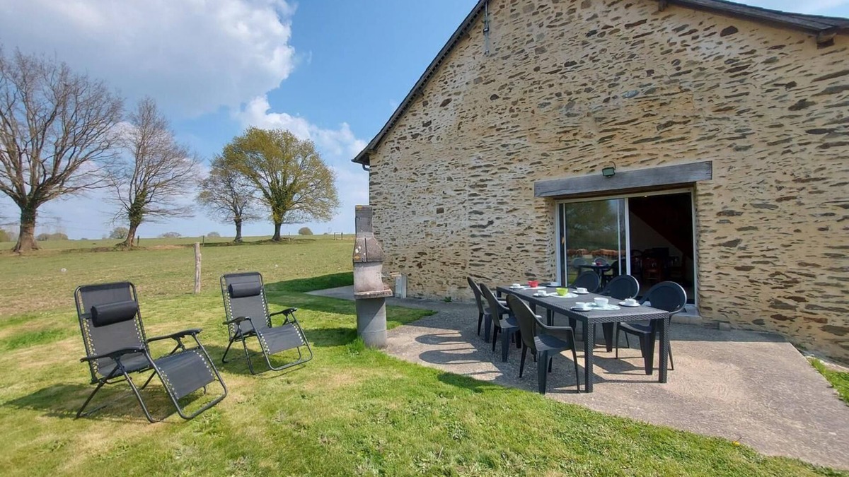 Cosse-le-Vivien Other | Farm cottage. View of the meadow Pets welcome