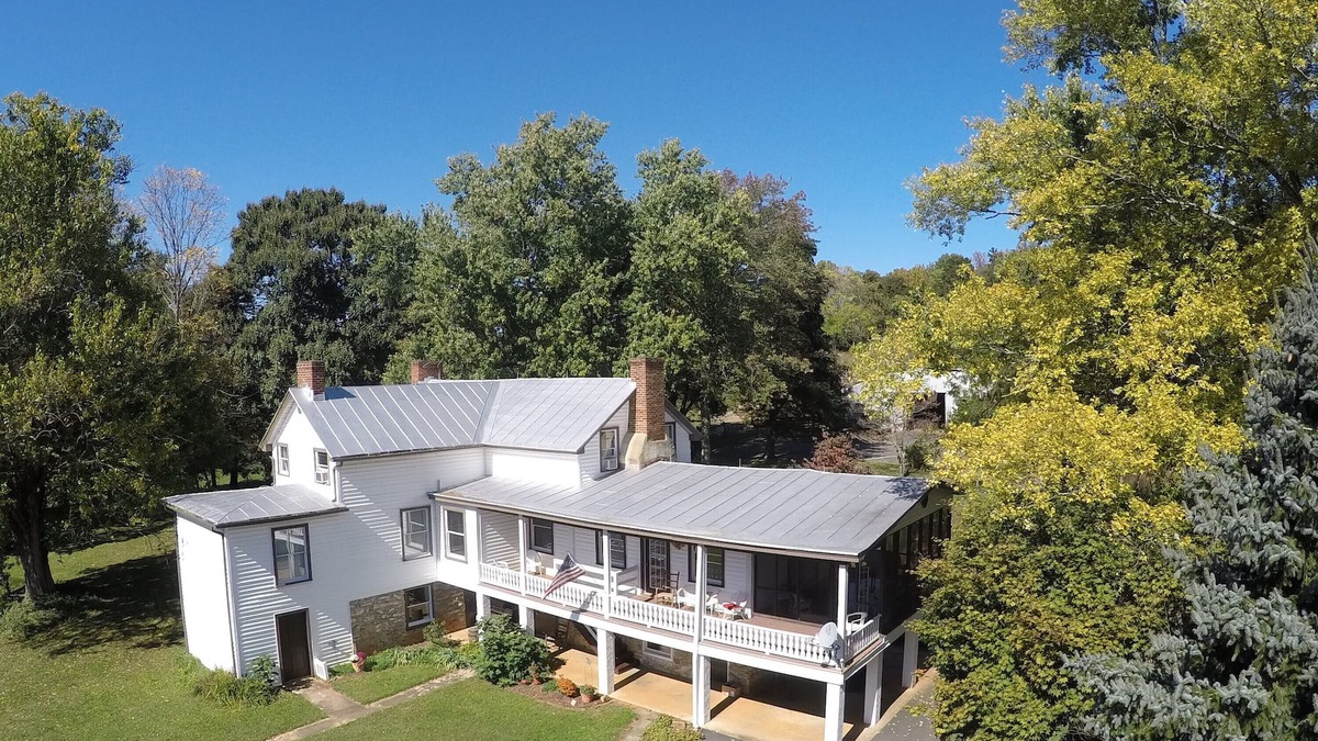 Batesville House | Farm Experience-In the Heart of Vineyard, Wine and Wedding Country-Spacious
