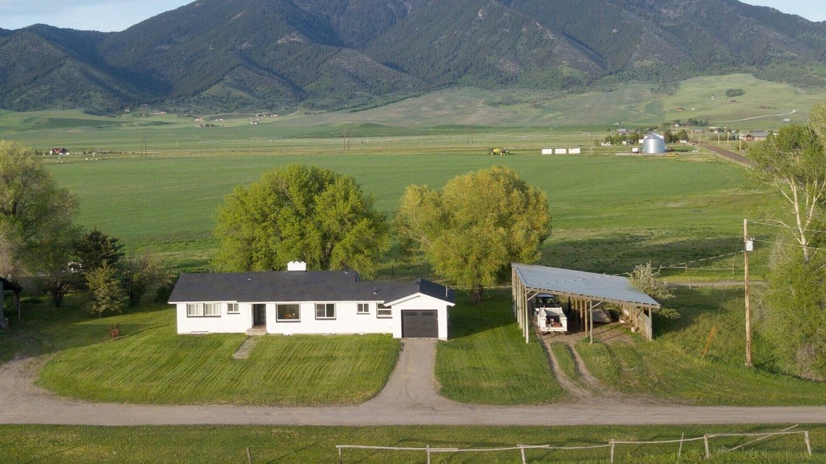 Swan Valley House | Farm House at Chapel Ranch