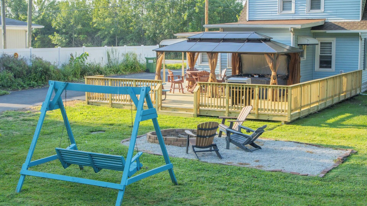Port Clinton House | Farm house with hot tub by camp perry