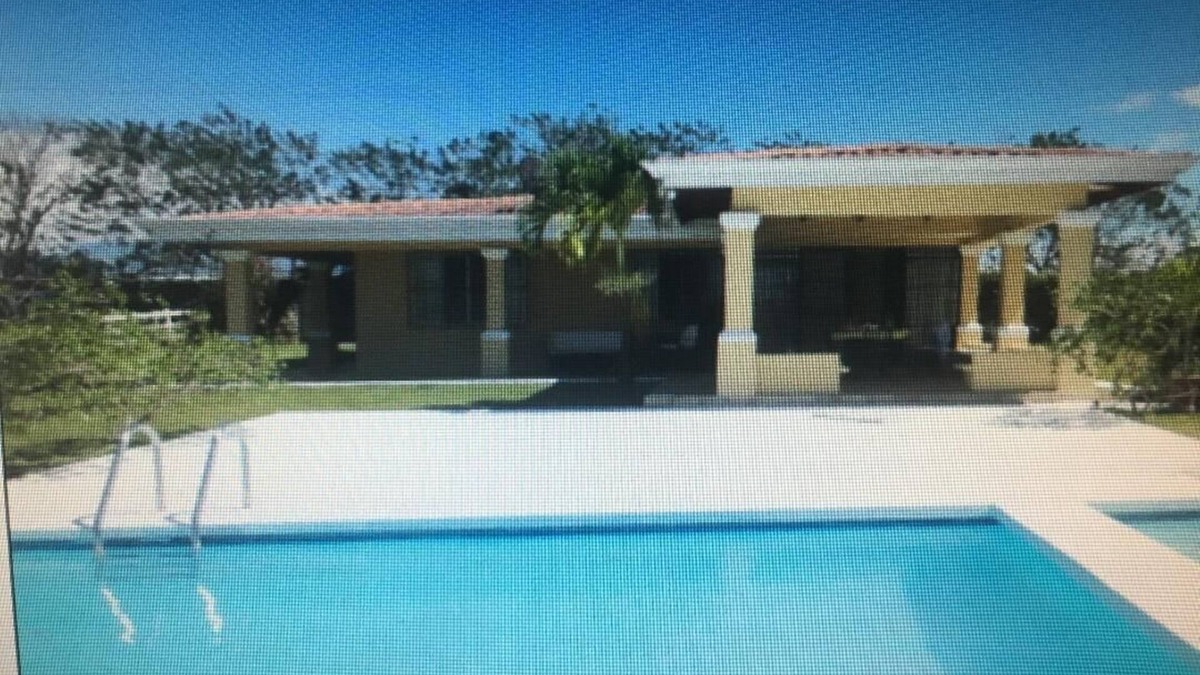La Garita House | FARM IN THE CITY, HOUSE AND POOL 0.75 ACRES