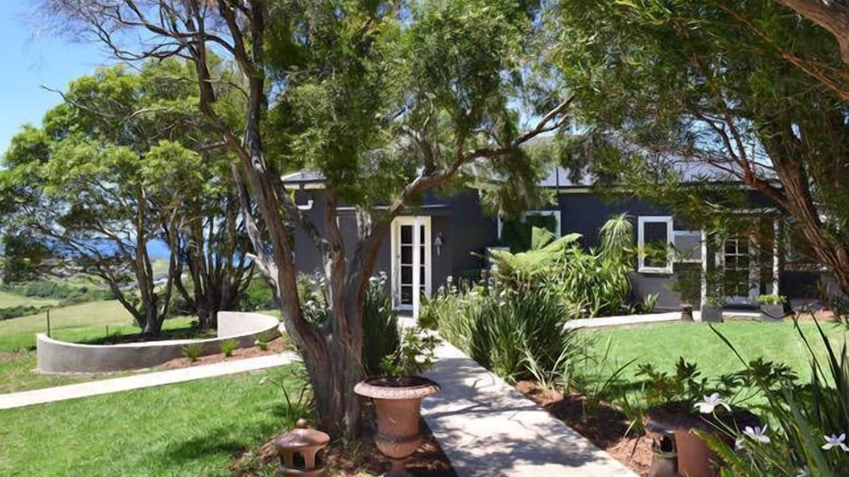 Kiama Heights Cottage | Farm on the Sea. Ocean Views. Whales. Unlike any other