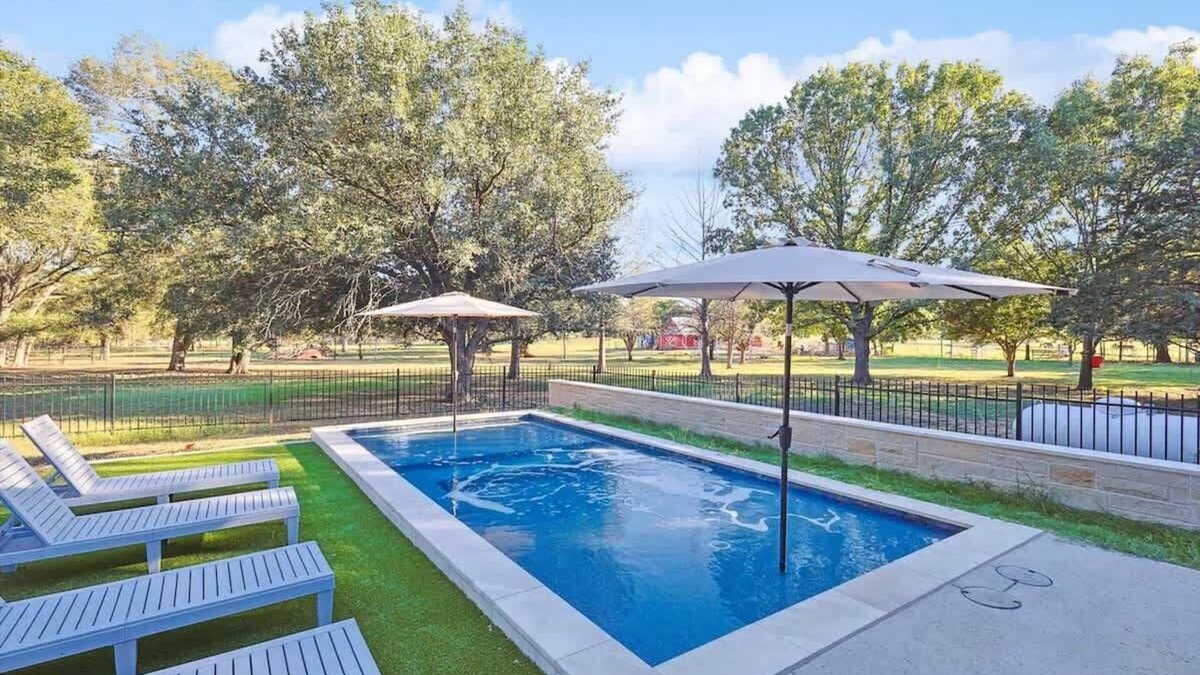 Bartonville House | Farm stay with hot tub
