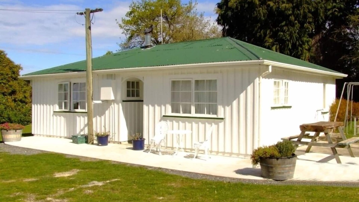 Kaikoura Bed & Breakfast | Farmers Cottage - Wacky Stays - six unique rentals - 4km from Kaikoura centre