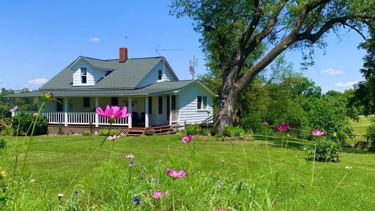 Grafton House | Farmhouse 80 Acres Rec Room Peddle Boat Lake Fishing Nature Trl 2 ml to Grafton