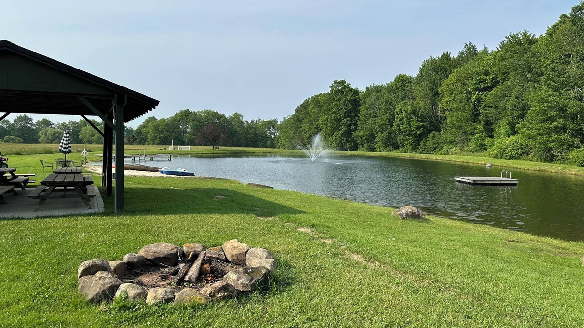 Burton Other | Farmhouse at Memory LakenSleeps 6 - 3 bedrooms - 1 bath